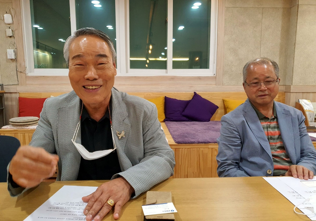김재호 선암회 회장(왼쪽)과 민형수 회원