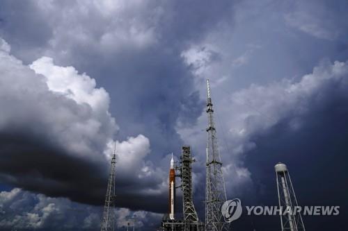 미국 플로리다주 케네디 우주센터 발사대에 세워진 아르테미스Ⅰ로켓