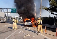 제2경인고속도로서 차량 추돌 후 화재…1명 부상