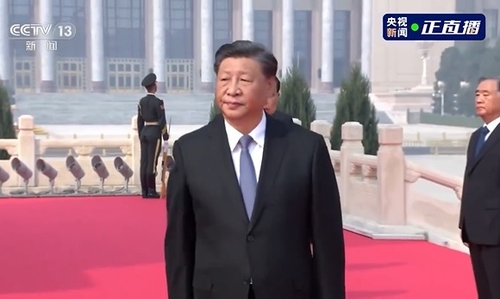 중국 '시진핑 대관식' 앞두고 인민영웅비 헌화…애국심 고취