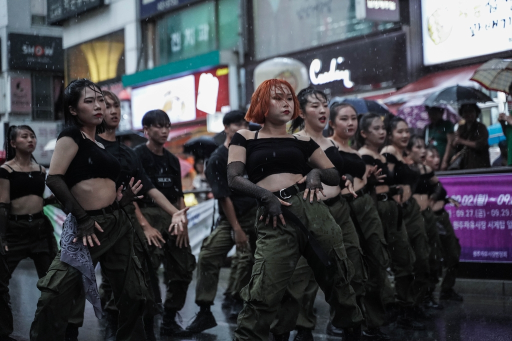 댄싱카니발 화려한 군무