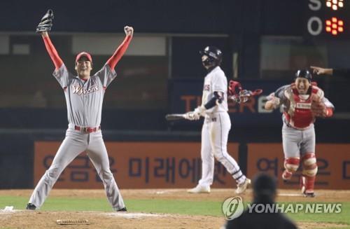 2018년 한국시리즈 6차전에서 우승을 결정 짓는 세이브를 올린 김광현