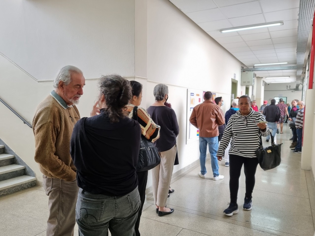 Brazilian voters waiting in line to vote 