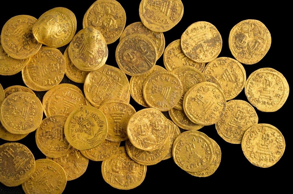 이스라엘 유적지에서 발굴된 동로마제국 시대의 금화들