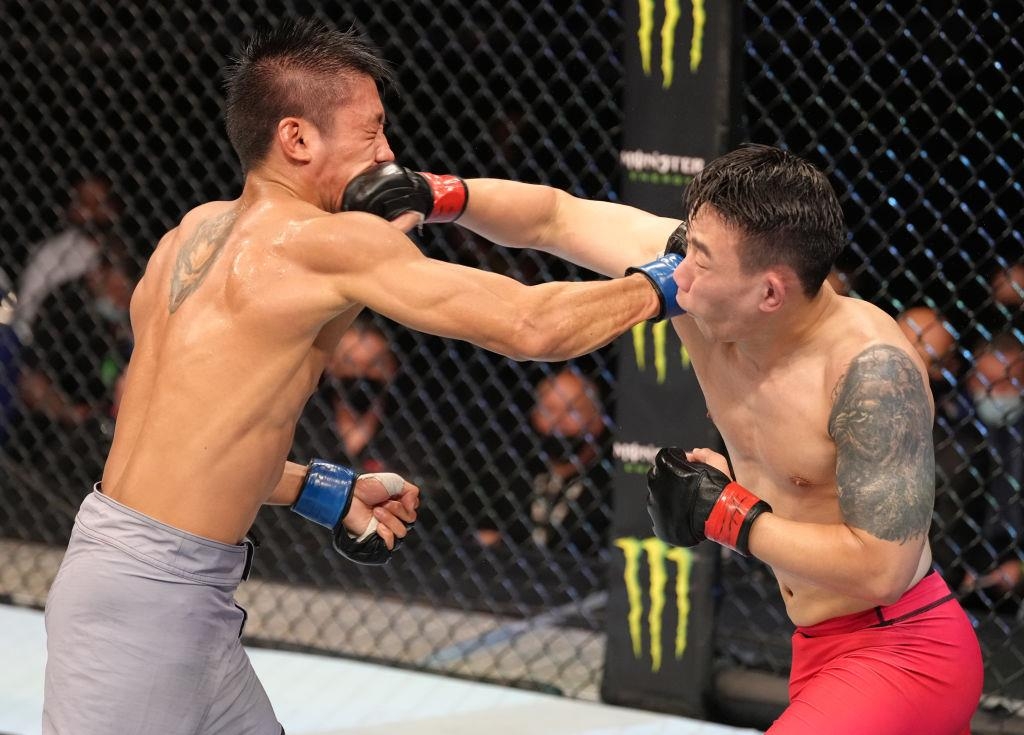 로드 투 UFC 8강에서 라마 슈판디와 경기하는 최승국(오른쪽)