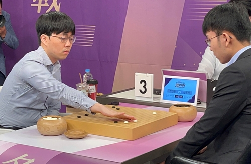 신민준(왼쪽) 9단이 신진서 9단을 물리치고 명인전에서 우승했다.