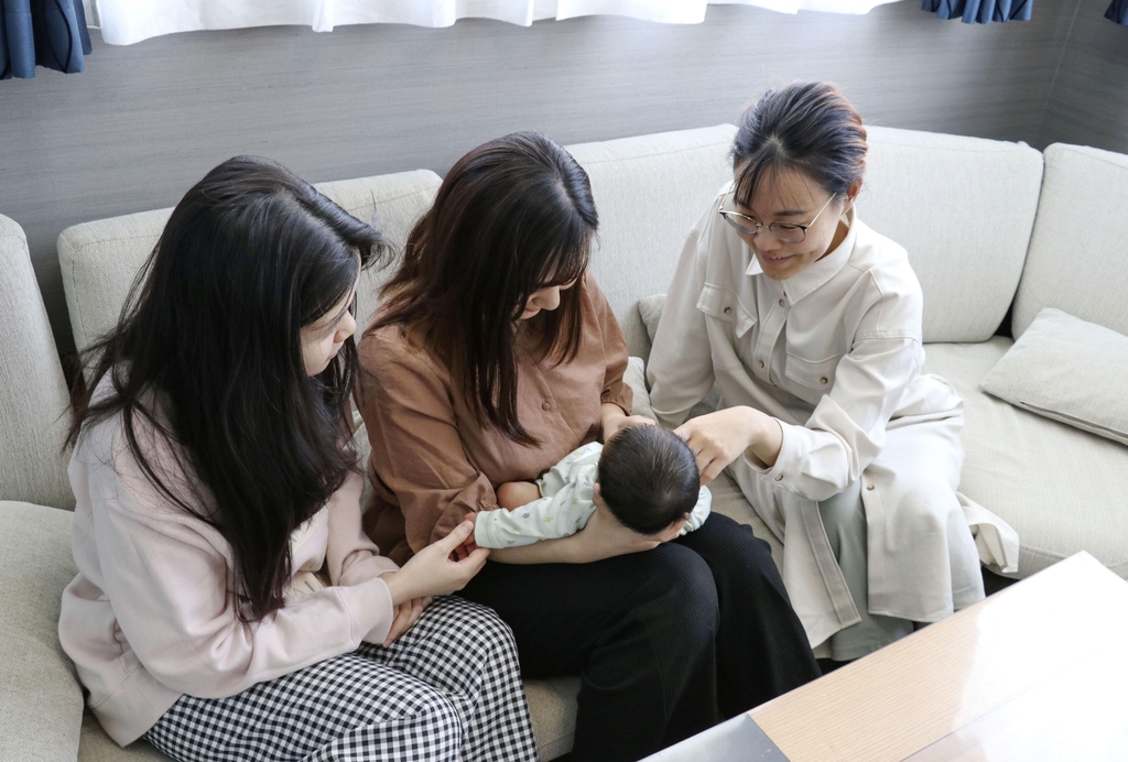 아기 보는 일본 여성들