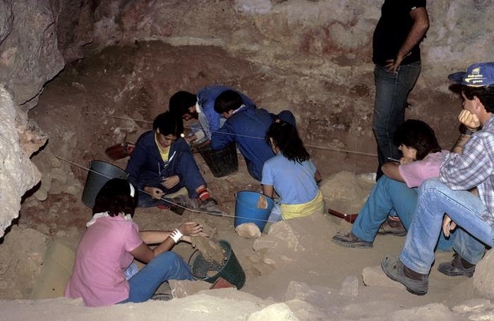 가바사 동굴 발굴 현장 