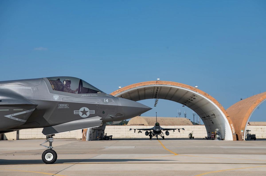 군산기지에 착륙한 미국 F-35B 전투기