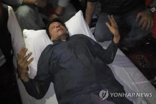3일 괴한의 총격으로 다리를 다친 임란 칸 파키스탄 전 총리.