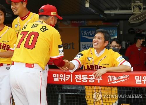 김원형 감독을 격려하는 정용진 SSG 구단주