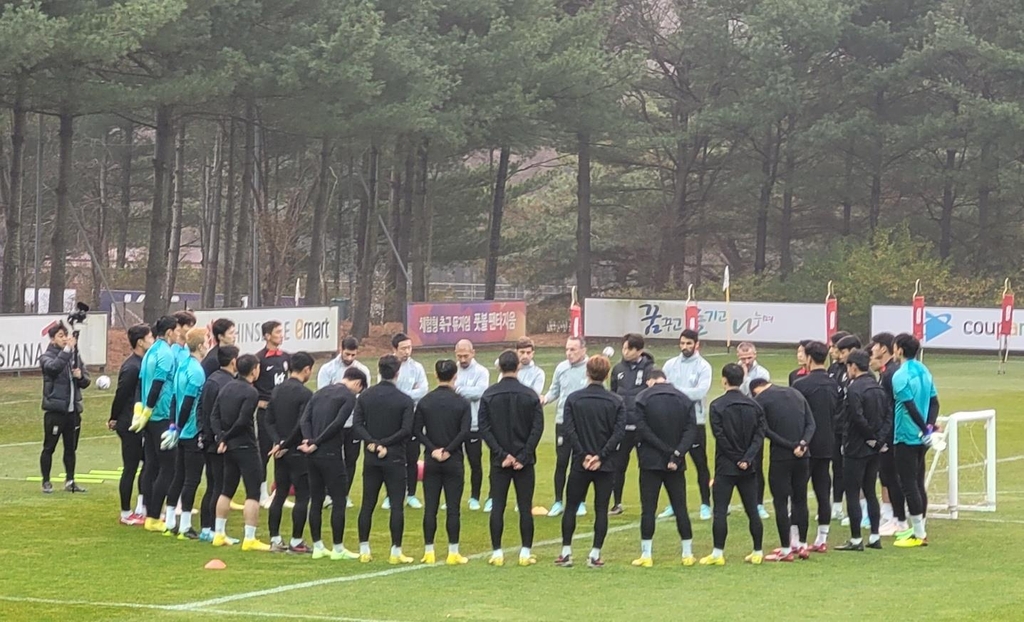 9일 오후 훈련에 앞서서 벤투 감독의 말 듣는 축구 대표팀