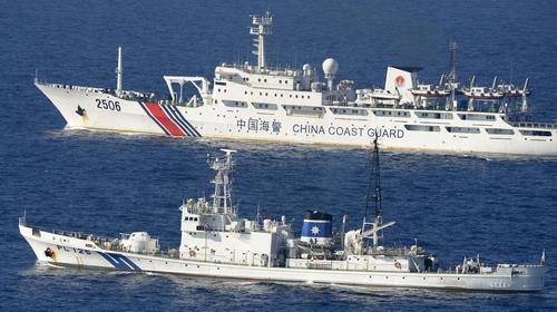 2013년 센카쿠 주변 수역에서 나란히 항해하는 중국(위)과 일본 해경 선박