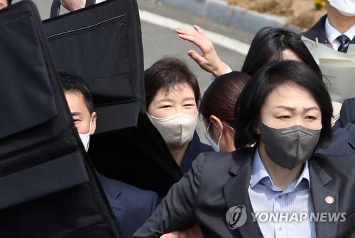 박근혜 전 대통령 보호하는 경호원들