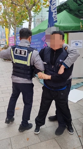 경찰에 연행되는 김선영 금속노조 자동차판매연대지회장