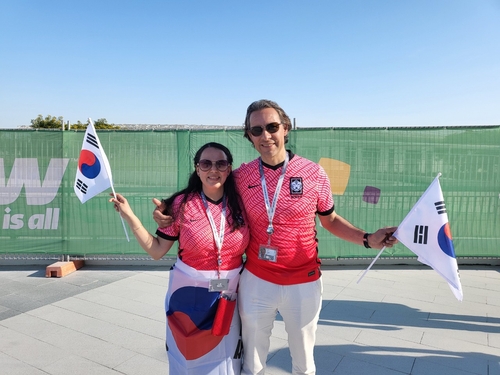 한국 대표팀 유니폼을 입은 에리카-마리오 플로레스 부부