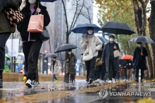 우산을 쓰고 걸어가는 시민들. [연합뉴스 자료사진]