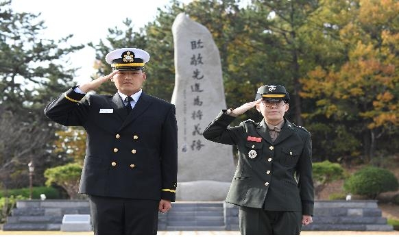 4대째 장교 최진영(왼쪽) 소위와 3대째 군인 임지유 소위