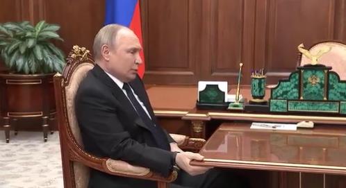 4월 국방장관과의 회의자리에서 불편해보이는 푸틴 대통령