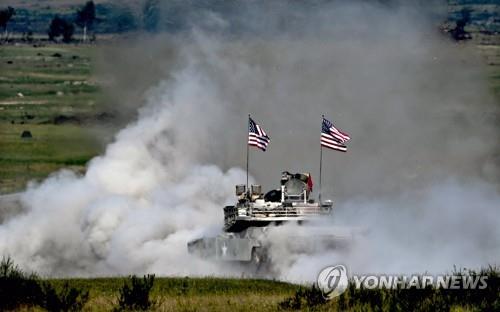 독일 그라푄뵈어에 있는 기지에서 미국 국기를 단 채 훈련 중인 탱크 [EPA 연합뉴스 자료사진. 재판매 및 DB 금지] 