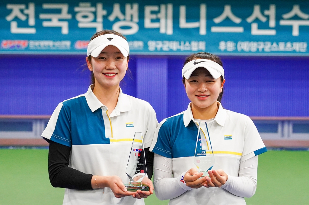 박령경(왼쪽)과 김윤아. 