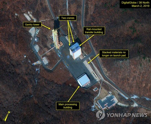 북한 동창리 미사일발사장에서 레일식 이동 구조물을 재건하는 움직임 포착된 장면