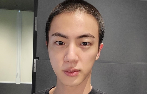 BTS 진, 내일 입대…짧은 머리에 "생각보다 귀엽네요"