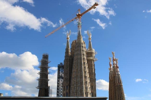 '140년째 건설중' 가우디 성가정성당, 중앙탑 6개 중 3개 완공