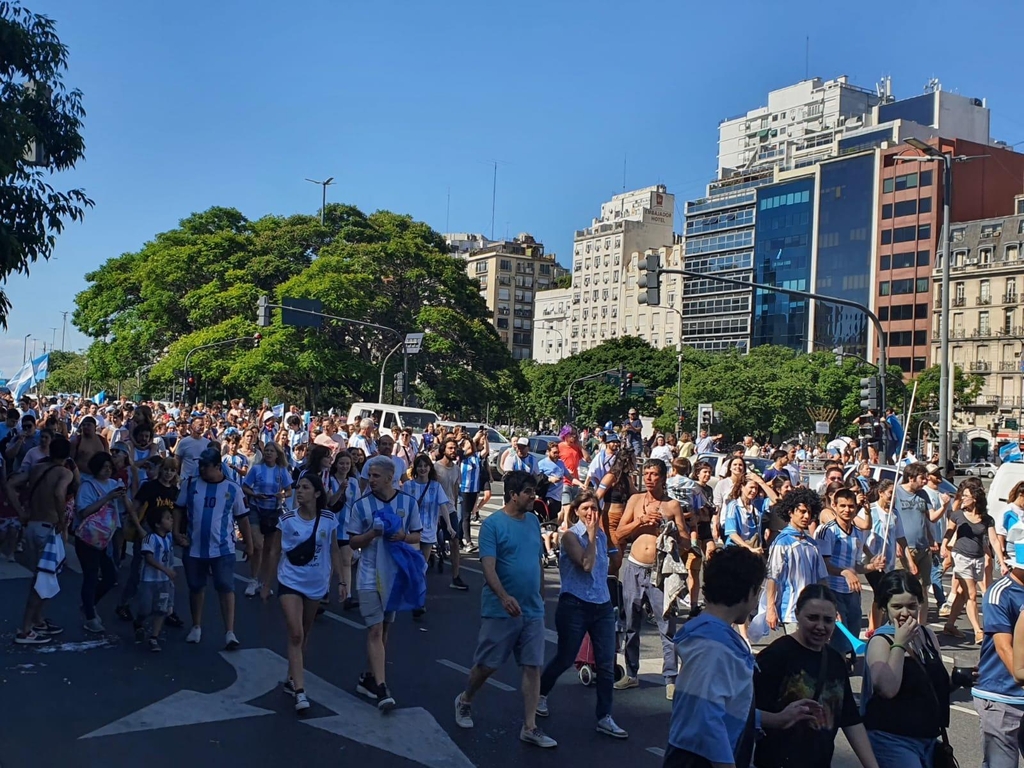 오벨리스크로 행진하는 아르헨티나 부에노스아이레스 시민들