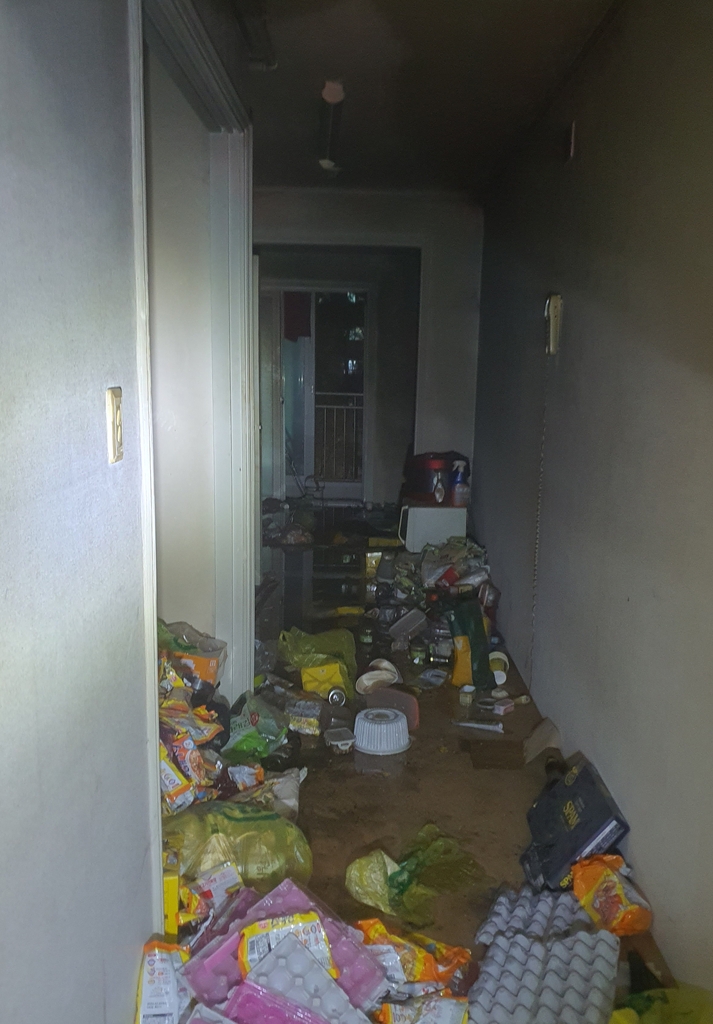 청주 아파트서 화재…주민 40여 명 대피 소동