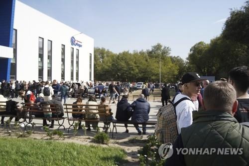카자흐스탄 개인식별번호 받으려 줄 선 러시아인들