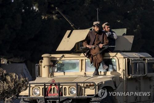 IS, 아프간 카불 군비행장 노린 폭탄 공격…"10명 사망"(종합)