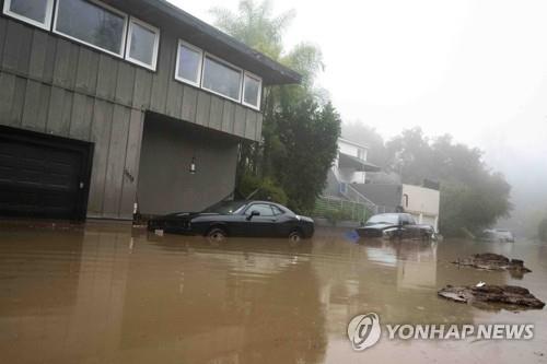 침수된 가옥과 승용차