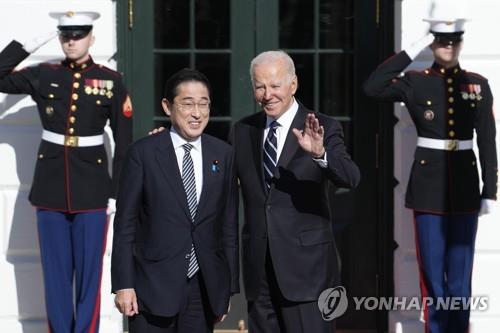기시다 총리 어깨에 손 얹은 바이든 대통령