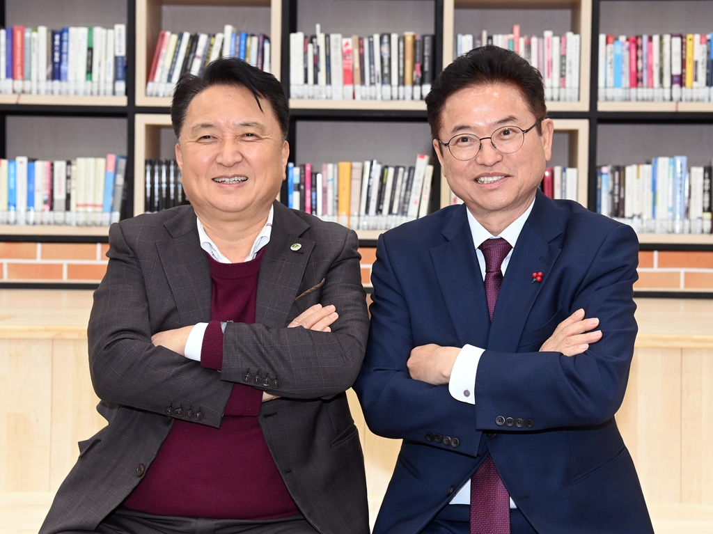 김영환 충북도지사, 경북도청 방문해 이철우 경북도지사와 기념 촬영