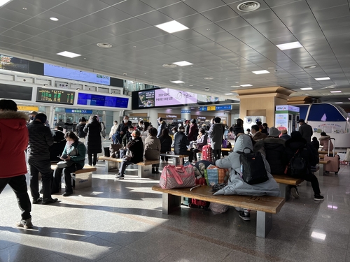 서울역에서 열차 기다리는 시민들