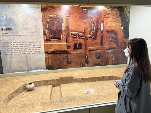인천시립박물관에 전시된 백제시대 유적 모습