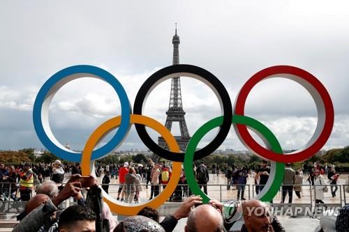 에펠탑 앞에 조성된 올림픽 오륜 조형물 