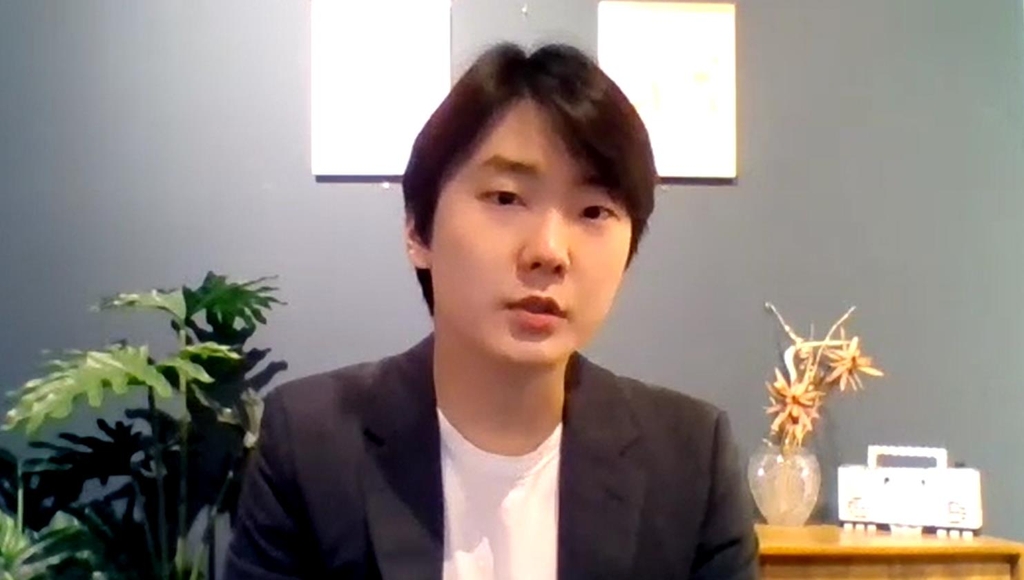 4일 국내 언론과 화상 회견하는 피아니스트 조성진
