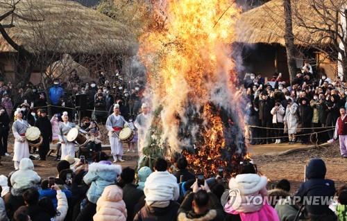 정월대보름 맞아 달집태우기