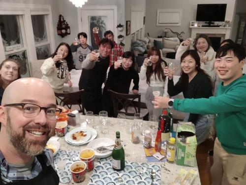 눈속에 갇힌 한국인 관광객들 집에 초대해 건배하는 미국인 부부