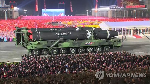 북한 열병식에 등장한 '화성-15형'