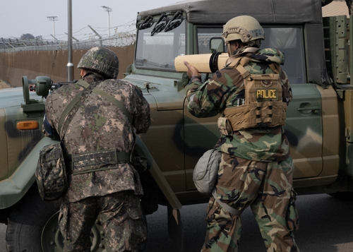 드론버스터(오른쪽 미군 장병 장비)를 동원한 한미 공군의 소형무인기 대응 훈련