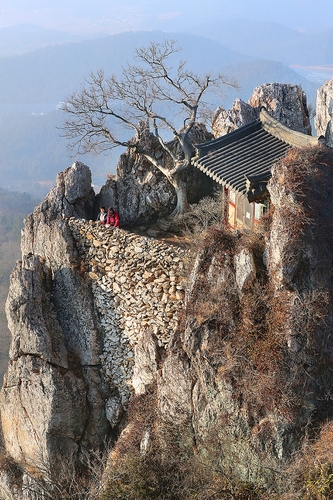 절벽 위에 자리한 도솔암[사진/조보희 기자]