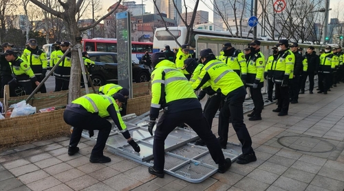 서울광장 분향소 인근 방어벽을 제거하는 경찰