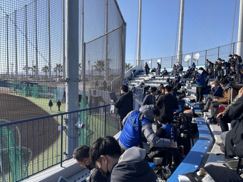 한국 야구대표팀 훈련을 지켜보는 한국과 일본 취재진