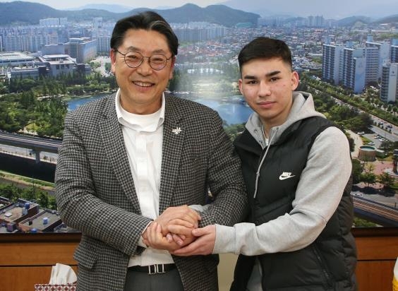 홍태용 김해시장과 옘 아나톨리 선수(오른쪽)