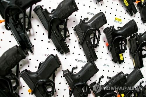 미국 총기 상점에 진열된 권총들