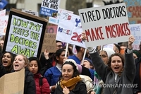 영국 정부-보건노조, 임금 5% 인상 합의…수개월 파업 끝나나