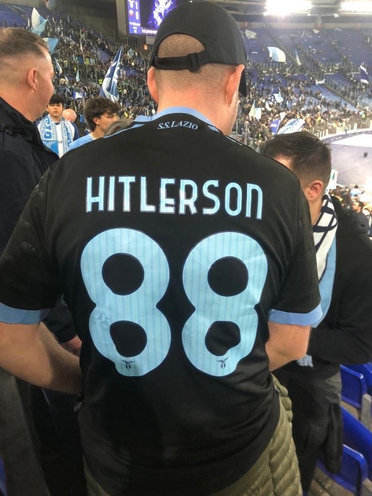 '히틀러손'(Hitlerson·히틀러의 아들)이라는 이름과 등번호 88번이 새겨진 라치오 셔츠 입은 팬. [안사(ANSA) 통신 캡처. 재판매 및 DB 금지]